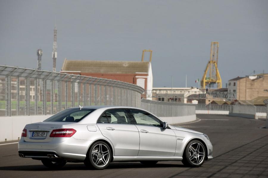  Mercedes-Benz E63 AMG 2010 года  (фото 27 из 57)
